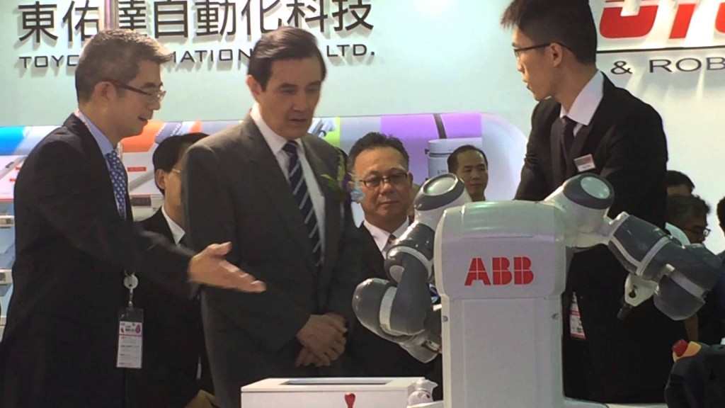 Taiwan’s president, Ma Ying-jeou, viewing the ABB YuMi collaborative robot at a previous event