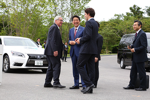 Japan leader promotes robot revolution at G7 Summit