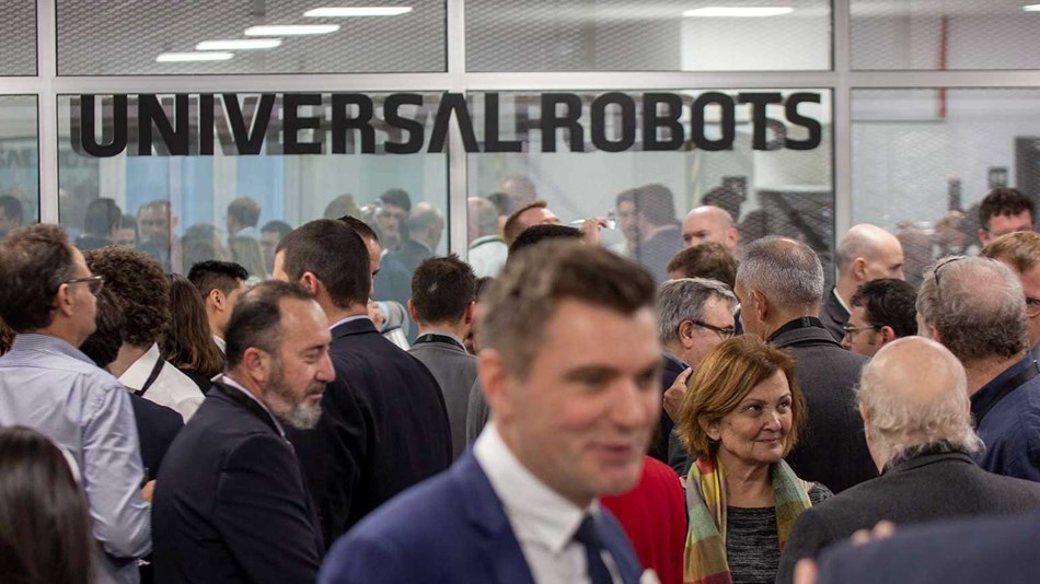 Universal Robots and Mobile Industrial Robots open collaborative automation center in Spain