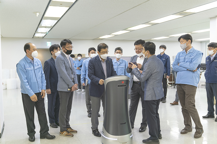 Hyundai Robotics launches its first ‘mobile service robot’