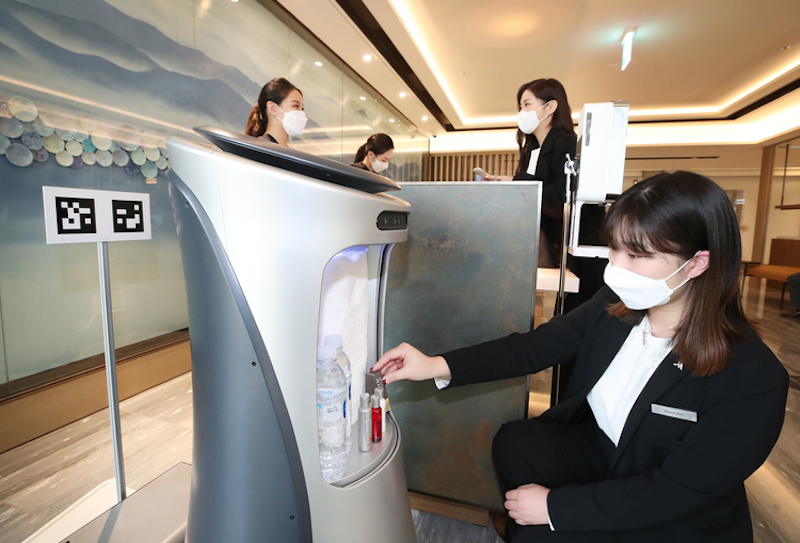Hyundai unveils hotel robot developed with KT