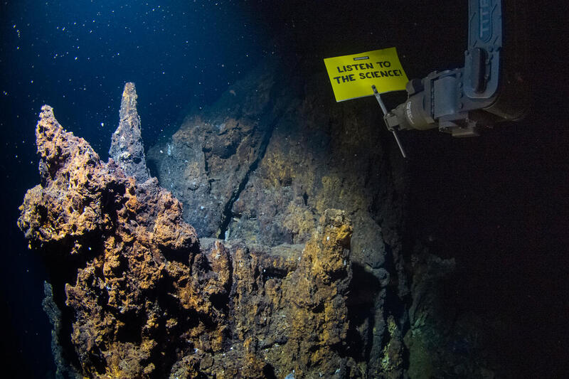 Imagen de la noticia: Robot de Greenpeace protagoniza la protesta más profunda jamás vivida en el fondo marino (Robotics & Automation News)