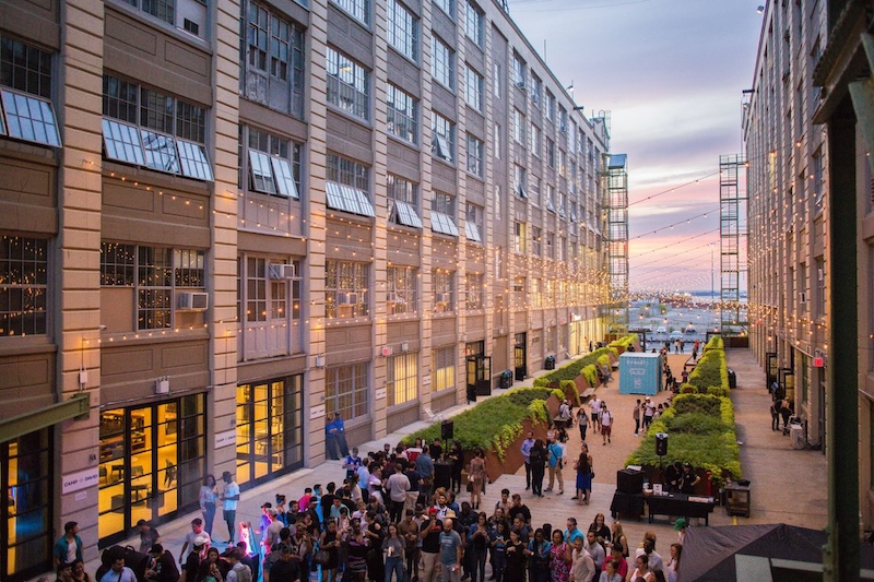 Lojistik firmaları, robotik girişimler ve markalar Industry City'de mağaza açıyor, Brooklyn'de bir perakende teknoloji merkezi oluşturuyor.