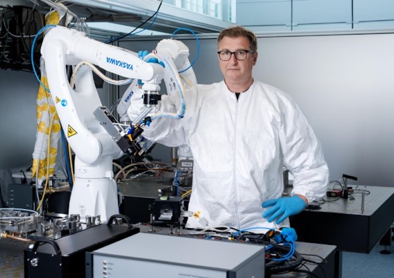 Imagen de la noticia: De cortar el cristal de un smartphone a 'pintar' con luz: tres aplicaciones de los láseres de femtosegundo (Robotics & Automation News)