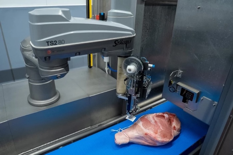 Imagen de la noticia: Un robot impulsado por IA automatiza por primera vez el etiquetado del jamón serrano (Robotics & Automation News)